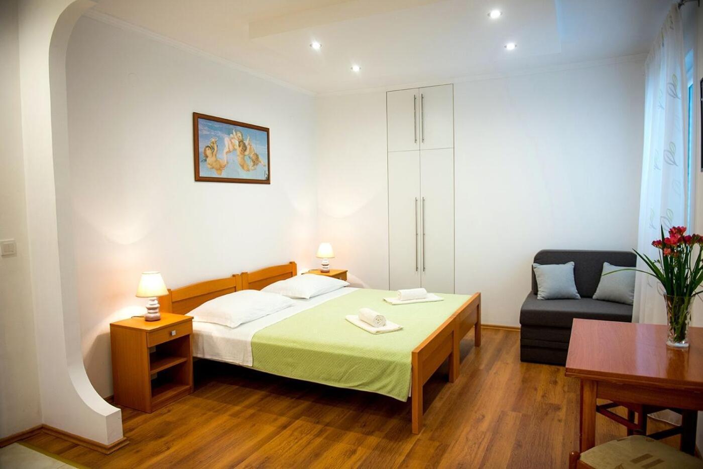 Apartments And Rooms Robi Podstrana Bagian luar foto
