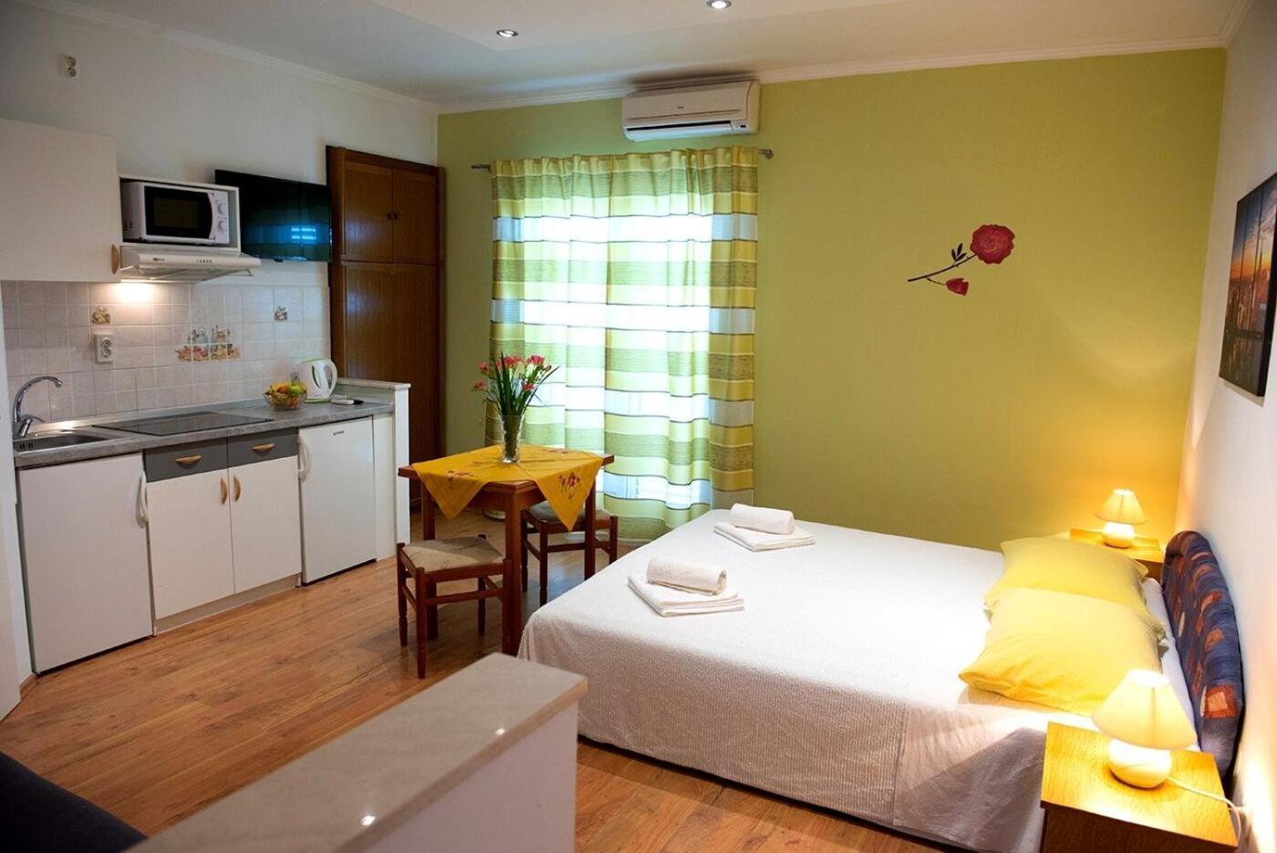 Apartments And Rooms Robi Podstrana Bagian luar foto