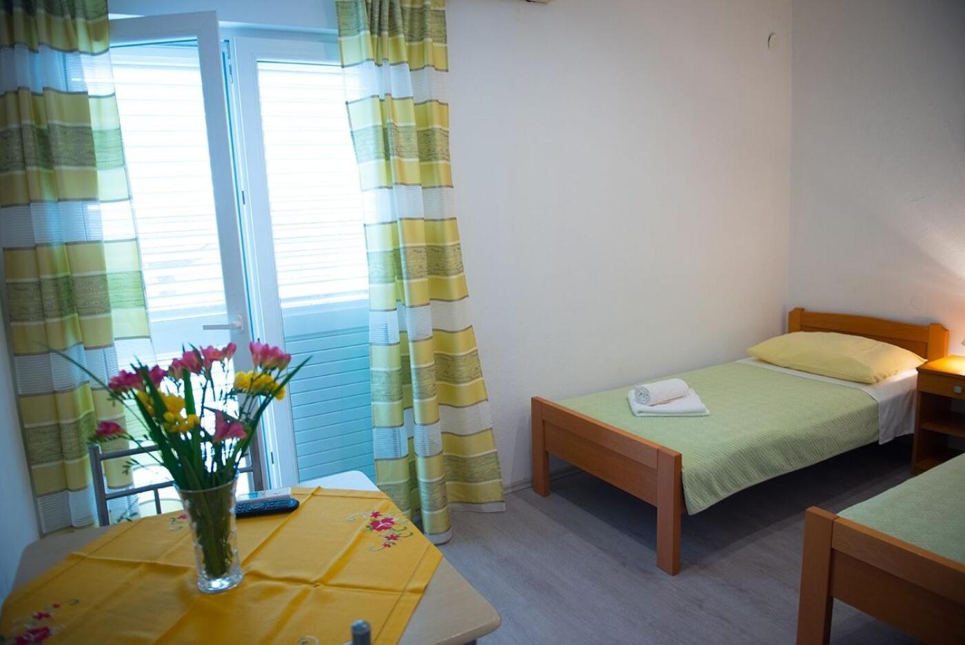 Apartments And Rooms Robi Podstrana Bagian luar foto